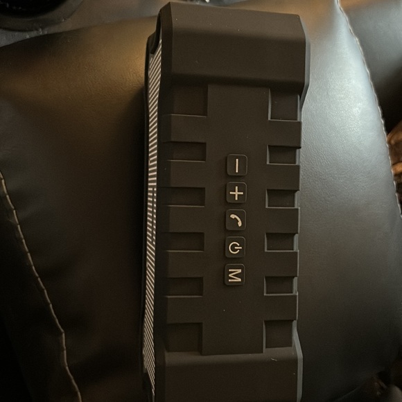 Brand new in box blue tooth wireless speaker - Picture 3 of 3